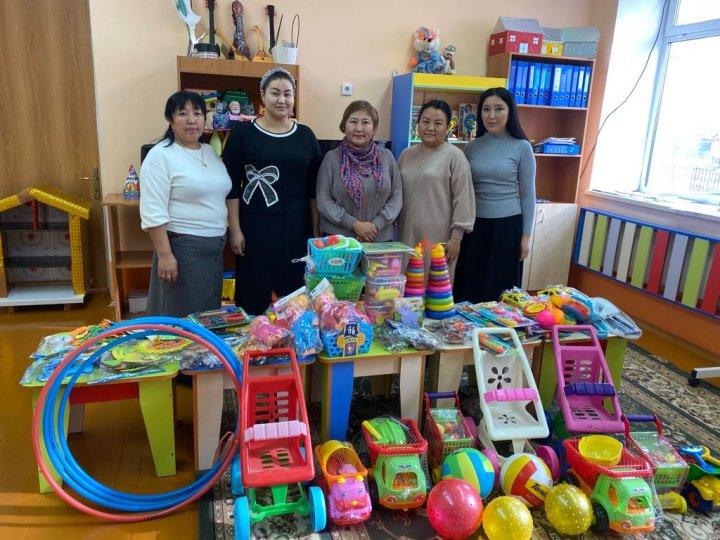 Жанай жастарының атынан "Еркетай" балабақшасына демеушілікпен келген ойыншықтар  .
